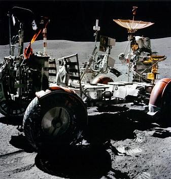 Apollo 16 Foto-Nr.AS16-117-18818: Astronaut
                        Young beim Rover-"Mondmibil" (LRV),
                        die Rder des LRV sind im Schatten