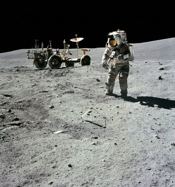 Apollo 16 Foto-Nr. AS16-117-18825: Station
                        10, "Astronaut" Young im Vordergrund
                        mit einem langen Schatten, das
                        Rover-"Mondmobil" LRV im Hintergrund
                        ohne jeden Schatten - und es fehlen Fussspuren
                        bei "Astronauten" und beim Messgert
                        im Vordergrund.