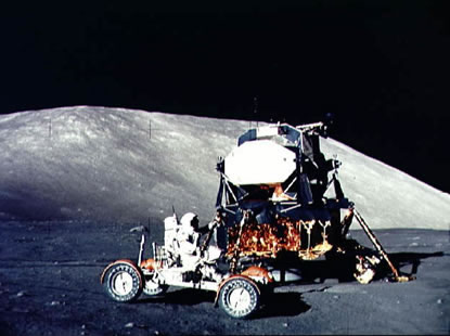 Apollo 17 fake: "Astronaut"
                        Cernan driving in the stone desert (03) with the
                        "Lunar Module" behind