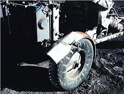 Apollo 17 fake: The tire profile is in the
                        shadow but there are white spots on the profile.
                        The NASA manipulators forgot to paint the
                        profile black ...