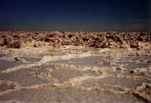 "Mondlandschaften" in Chile:
                        Atacama-Salzwste 02: Salzformation wabenartig
                        und meerartig