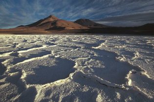 Atacama-Salzwste 03: Ebene mit
                        wabenfrmiger Salzformation "Salar de las
                        Parinas"