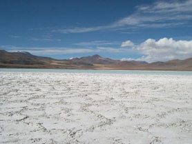 "Mondlandschaften" in Chile:
                        Atacama-Salzwste 04: Wabenfrmige
                        Salzformation, Bergkette