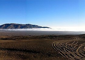 "Mondlandschaften" in Chile:
                          Atacama-Wste 02, Panorama mit echten
                          Reifenspuren, die parallel laufen