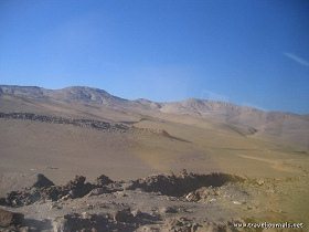 "Mondlandschaften" in Chile:
                        Atacama-Wste 04: Berghang mit Gipfeln