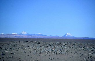 "Mondlandschaften" in Chile:
                        Atacama-Wste 12: Steinwste, Ebene, Vulkan
                        Licancabur