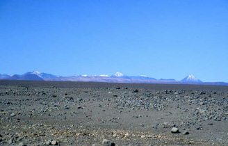 "Mondlandschaften" in Chile:
                        Atacama-Wste 13: Steinwste, Ebene, Vulkan
                        Licancabur 2