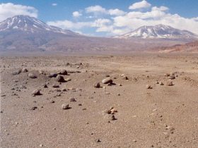 Atacama-Wste 24: Steinfeld und Bergkette