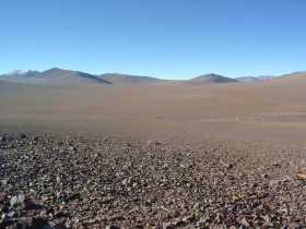 Atacama-Wste 26: Steinige Hochebene und
                        Hgelketten