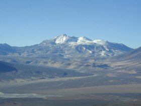 Atacama-Wste 29: Sicht vom Bergipfel
                        Eremitano auf den Berggipfel Ojos del Salado
                        (Augen des Salzbergs)