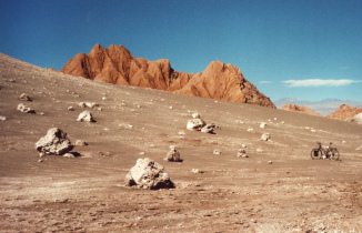 "Mondlandschaften" in Chile:
                        Valle de la Luna 01: Abhang, Berge im
                        Hintergrund