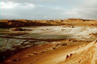 Valle de la Luna 12: Salzbedeckte Ebene,
                        Bergketten