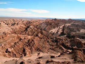 Valle de la Luna 14: Parallele Bergketten,
                        12 km von San Pedro entfernt