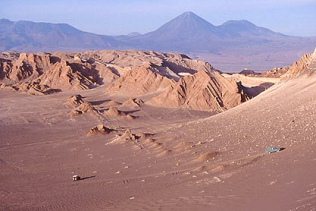 Valle de la Luna 16: Hang mit Steinen,
                        Berge, Auto am Hang