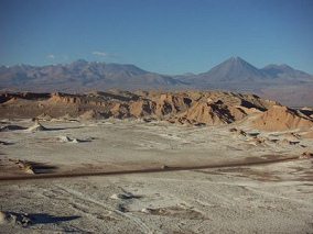 Valle de la Luna 17: Ebene von Salz weiss
                        bedeckt, Berge rund rum