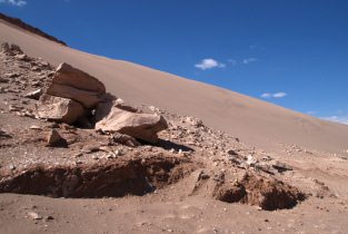 Valle de la Luna 25: Wstenhang mit
                        Gesteinsformation