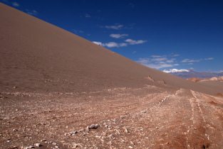 Valle de la Luna 26: Wstenhang mit
                        Steinfeld in der Ebene