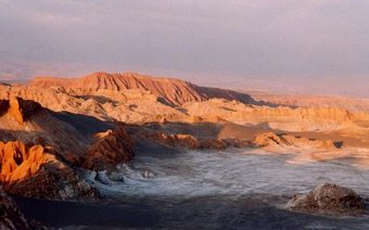 Valle de la Luna 28: Salzbedeckte Ebene,
                        Berge rund rum