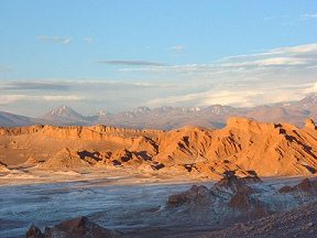 Valle de la Luna 29: Salzbedeckte Ebene,
                        Berge rund rum