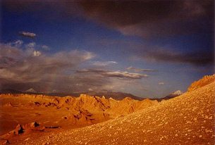 Valle de la Luna 11: Gerllabhang mit
                        Bergkette