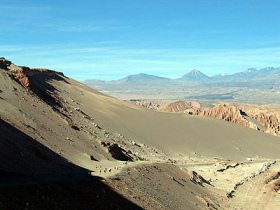 Valle de la Muerte 06: Wstenhang mit
                        Gesteinsformationen