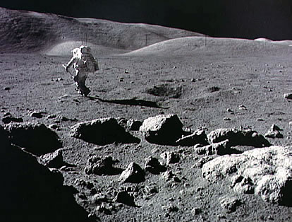 Apollo 17
                      Mondlandung: Schmitt trägt Mondsteine nach Hause