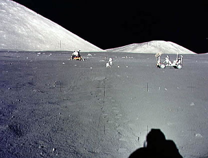 Apollo 17
                      Mondlandung: Ebene mit Mondauto und Bergen im
                      Hintergrund 01