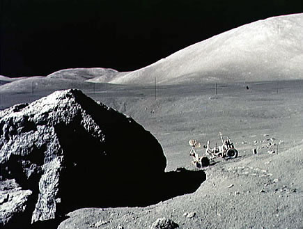 Apollo 17
                      Mondlandung: Station 6: Fels im Vordergrund,
                      Ebene, Mondauto und Berge im Hintergrund
