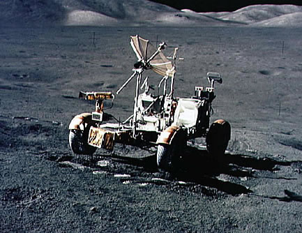 Apollo 17
                      Mondlandung: Mondauto auf Parkplatz, Ebene und
                      Berge im Hintergrund