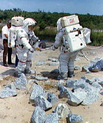 Apollo 17
                      Training: Zwei Astronauten in einer steinigen
                      Mondfläche