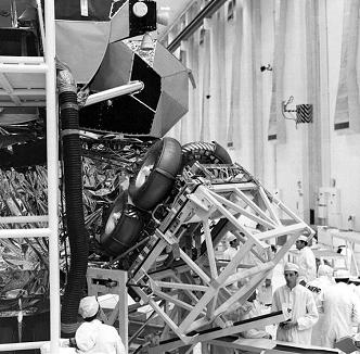 Training zu Apollo 15, Foto-Nr.
                        KSC-71P-281: Das zusammengefaltete Mondauto LRV
                        wird "eingepackt", 23.4.1971.