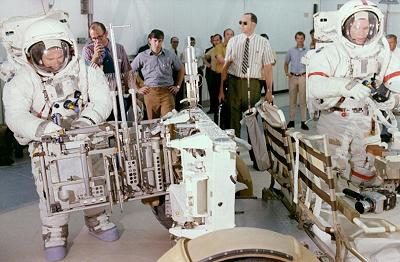 Training zu Apollo 15, Foto-Nr. 71-HC-722:
                        Irwin arbeitet an der Heckinstallation des
                        Mondautos, Scott an einem Film der Filmkamera.