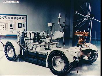 Training for Apollo 15, foto no. S71-00166:
                        The "moon car" LRV with TV camera at
                        the front and the film camera at the seats,
                        katalogue date 22. June 1971.
