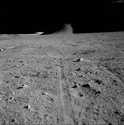 Gefälschte Mondlandung von Apollo 15,
                        Foto-Nr. AS15-85-11403: Reifenspuren, im
                        Hintergrund der tief im Schatten stehende Mount
                        Hadley.