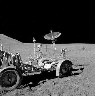 Mondlandung Apollo 15 Foto-Nr.
                        AS15-82-11062: Das "Mondauto" LRV soll
                        an den Ort gefahren sein, ohne dass es zwischen
                        Vorder- und Hinterrad Reifenspuren hat.