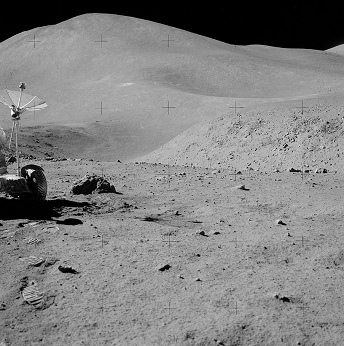 Mondlandung
                          Apollo 15 Foto-Nr. AS15-82-11122: Die Front
                          des "Mondautos" LRV
                          ("Rover") im Gelände.