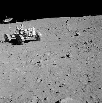 Mondlandung Apollo 15 Foto-Nr.
                        AS15-82-11169: Irwin mit dem
                        "Mondauto" LRV ("Rover").
                        Das rechte Hinterrad ist in der Darstellung
                        unmöglich, zweites Foto.