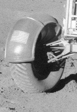 Mondlandung Apollo 15, Foto-Nr.:
                        AS15-85-11438: Das "Mondauto" LRV am
                        Hang "Hadley Delta". Beim linken Rad
                        fehlt die Reifenspur, Grossaufnahme
