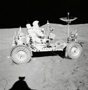 Gefälschte Mondlandung von Apollo 15 Foto-Nr.:
                AS15-85-11471: Scott auf dem Rover. Man meint, das Auto
                fährt, aber Reifenspuren gibt es keine...