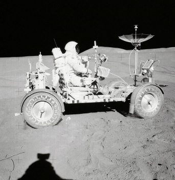 Mondlandung Apollo 15 Foto-Nr.:
                        AS15-85-11471: Scott auf dem Rover