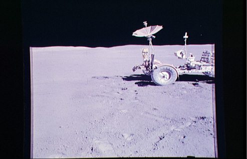 Mondlandung Apollo 15 Foto-Nr.
                        AS15-88-11900. Die NASA präsentiert das Bild mit
                        dem "Mondauto" verzerrt, die Räder
                        sind nicht rund.