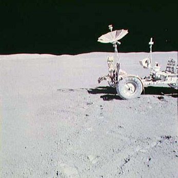 Der Apollo Image Atlas präsentiert das Foto
                        AS15-88-11900 fast unverzerrt, die Räder vom
                        "Mondauto" sind fast rund.