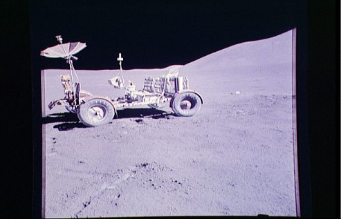 Mondlandung Apollo 15 Foto-Nr.
                        AS15-88-11902. Die NASA präsentiert das Bild mit
                        dem "Mondauto" verzerrt, die Räder
                        sind nicht rund.