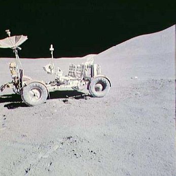 Der Apollo Image Atlas präsentiert das Foto
                        AS15-88-11902 fast unverzerrt, die Räder vom
                        "Mondauto" sind fast rund.
