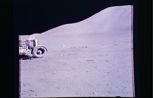 Mondlandung Apollo 15 Foto-Nr.
                        AS15-88-11903. Die NASA präsentiert das Bild mit
                        dem "Mondauto" verzerrt, die Räder
                        sind nicht rund.
