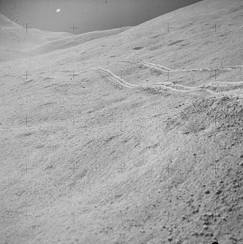 Mondlandung Apollo 15 Foto-Nr.
                        AS15-90-12192: Unmögliche Reifenspuren mit
                        breiten, weissen Linien in Grossaufnahme,
                        Spotlicht und Dunst am "Mondhimmel"