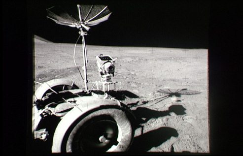 Mondlandung Apollo 15 Foto-Nr.
                        AS15-92-12437: Die TV-Kamera des
                        "Mondautos" in der Ebene.