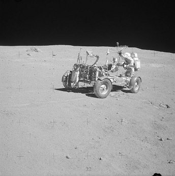 Apollo 16 Foto-Nr. AS16-106-17390: Das
                          "Mondauto" mit nur zwei
                          Reifenspuren, und zwischen den Vorderrädern
                          und den Hinterrädern sind gar keine
                          Reifenspuren.