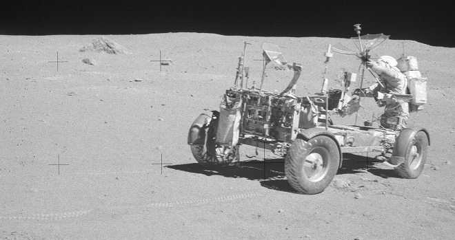 Apollo 16 Foto-Nr. AS16-106-17390: Das
                          "Mondauto" mit nur zwei
                          Reifenspuren, die rechte Reifenspur führt
                          nicht zum Rad, und zwischen den Vorderrädern
                          und den Hinterrädern sind gar keine
                          Reifenspuren. Nahaufnahme