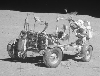 Apollo 16 Foto-Nr.
                              AS16-106-17391: Astronaut John Young beim
                              "Mondauto" mit nur zwei
                              Reifenspuren, zwischen den Vorderrädern
                              und den Hinterrädern sind gar keine
                              Reifenspuren, Nahaufnahme.